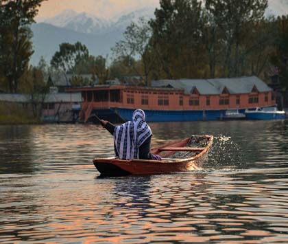 Snow capped mountains at Gulmarg, Kashmir travel blog
